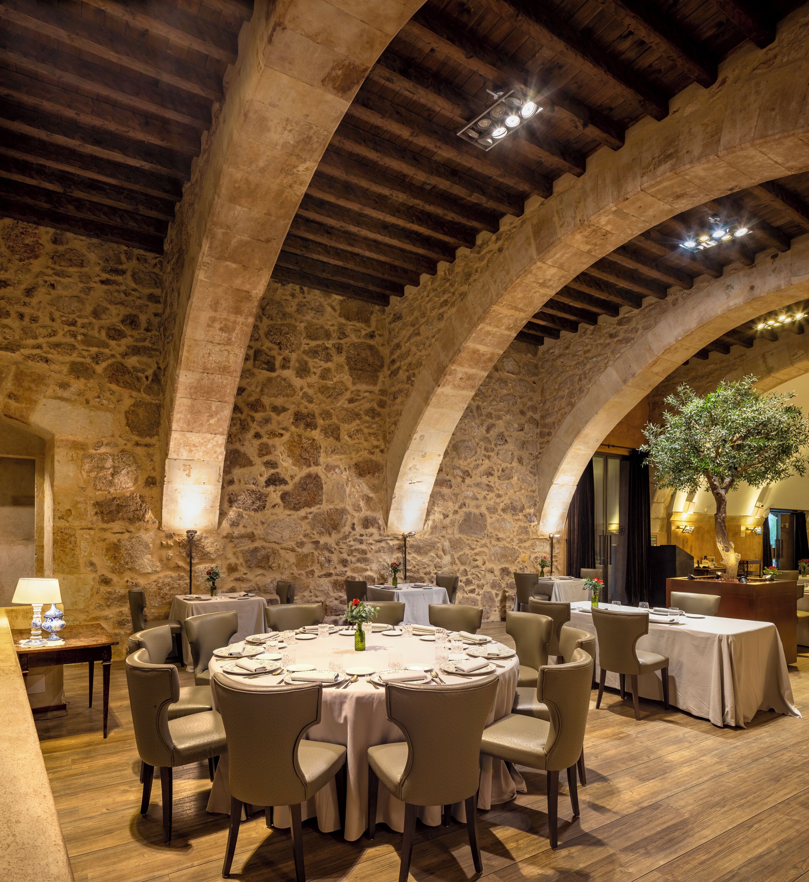 Se sirven desayunos, comidas y cocina española con vista al jardín
