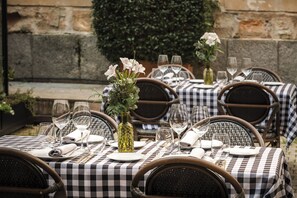 Petit déjeuner, déjeuner et dîner servis sur place, vue sur le jardin