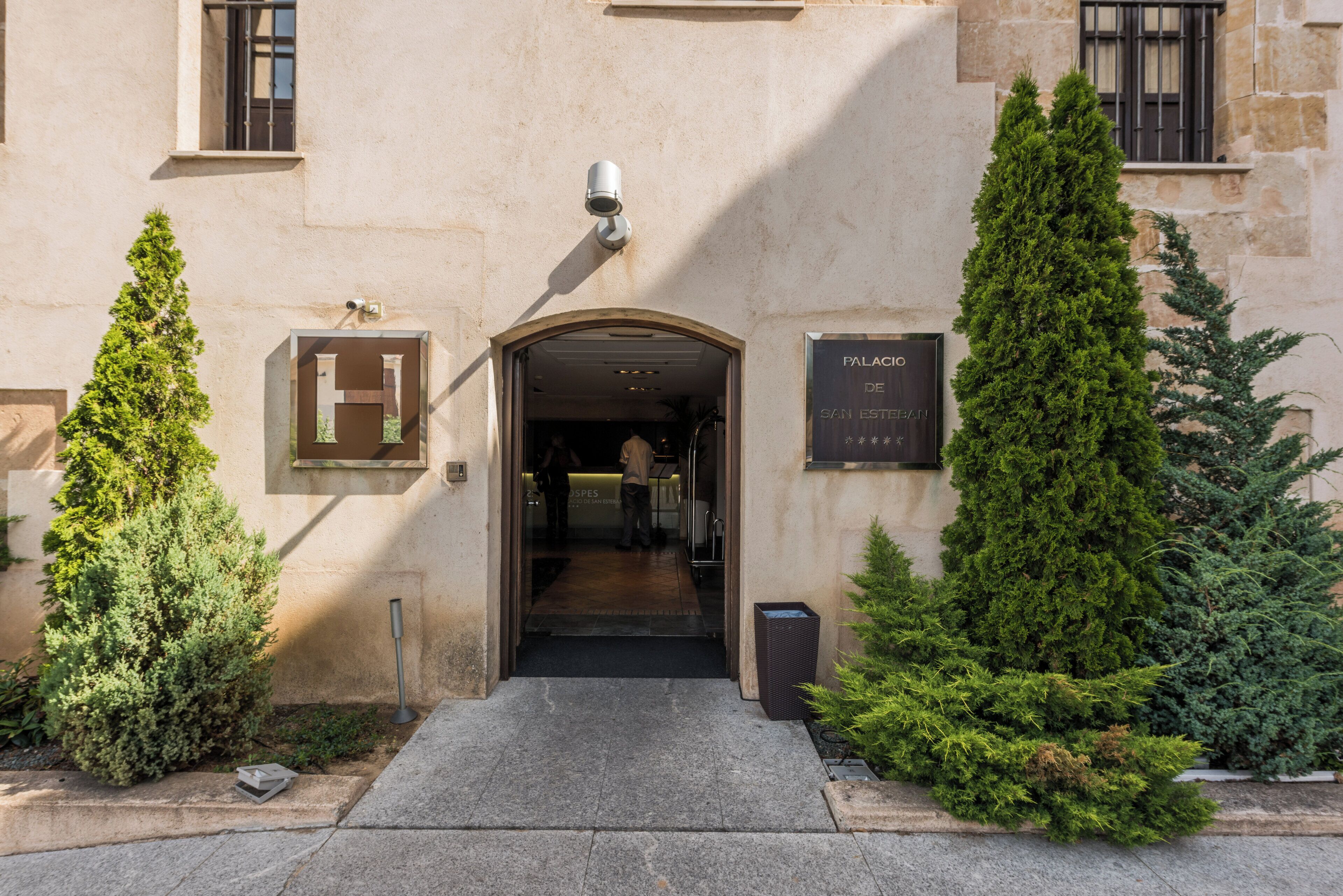 L'ingresso di un edificio con un cartello che riporta la scritta "PALACIO DE SAN ESTEBAN".