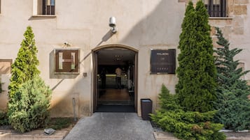 L'ingresso di un edificio con un cartello che riporta la scritta "PALACIO DE SAN ESTEBAN".
