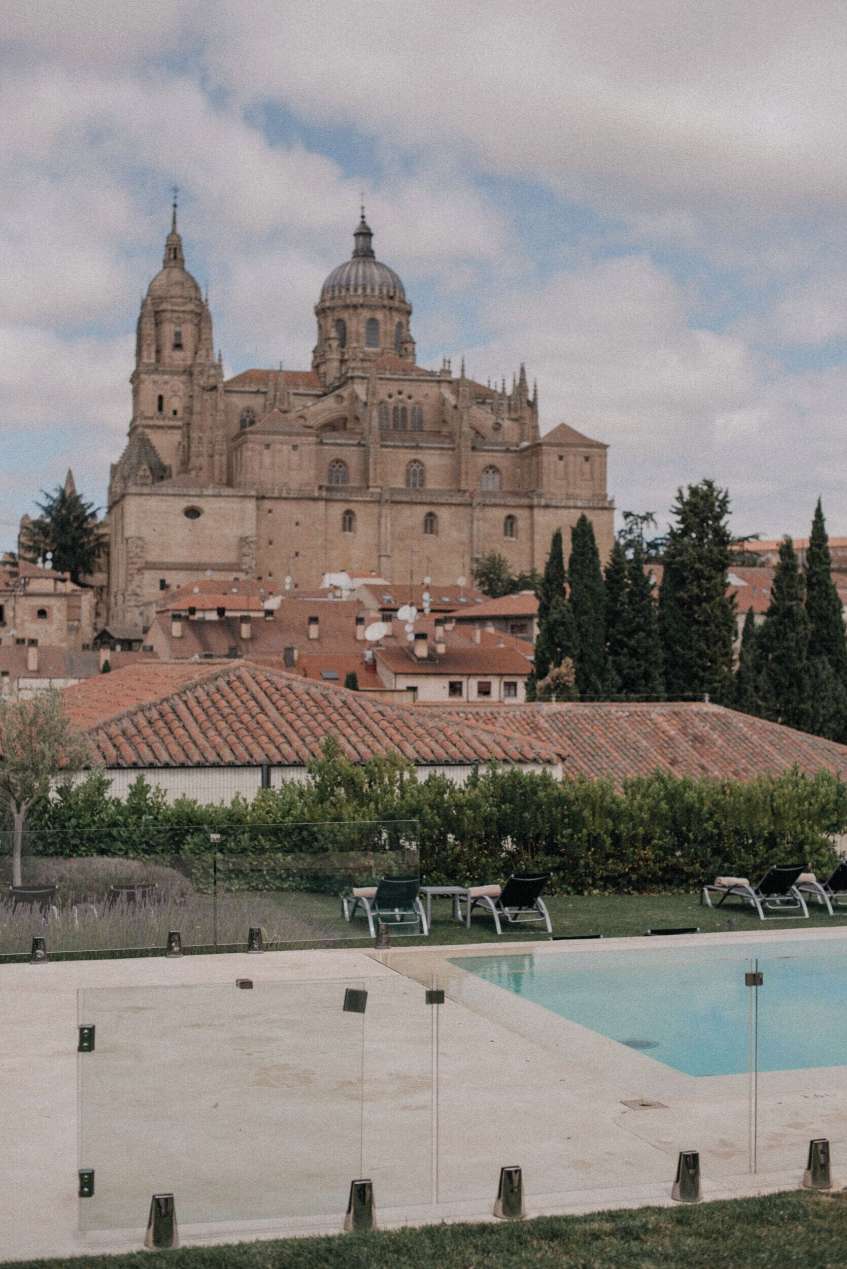 Una piscina al aire libre de temporada