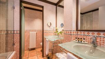 Un baño con un lavabo de vidrio, un espejo y una ducha.