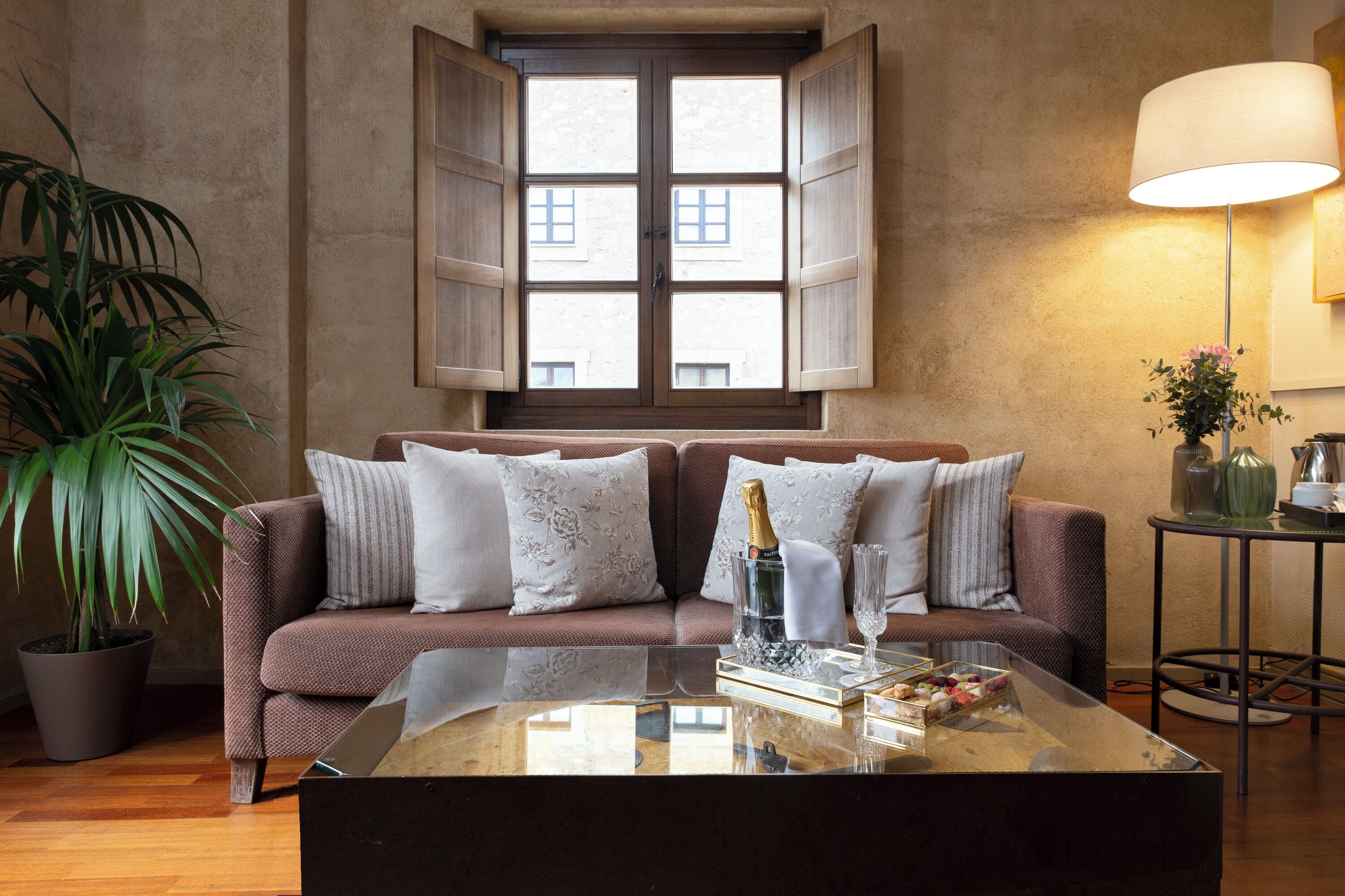 Suite presidencial | Edredones de plumas, minibar, caja fuerte y escritorio