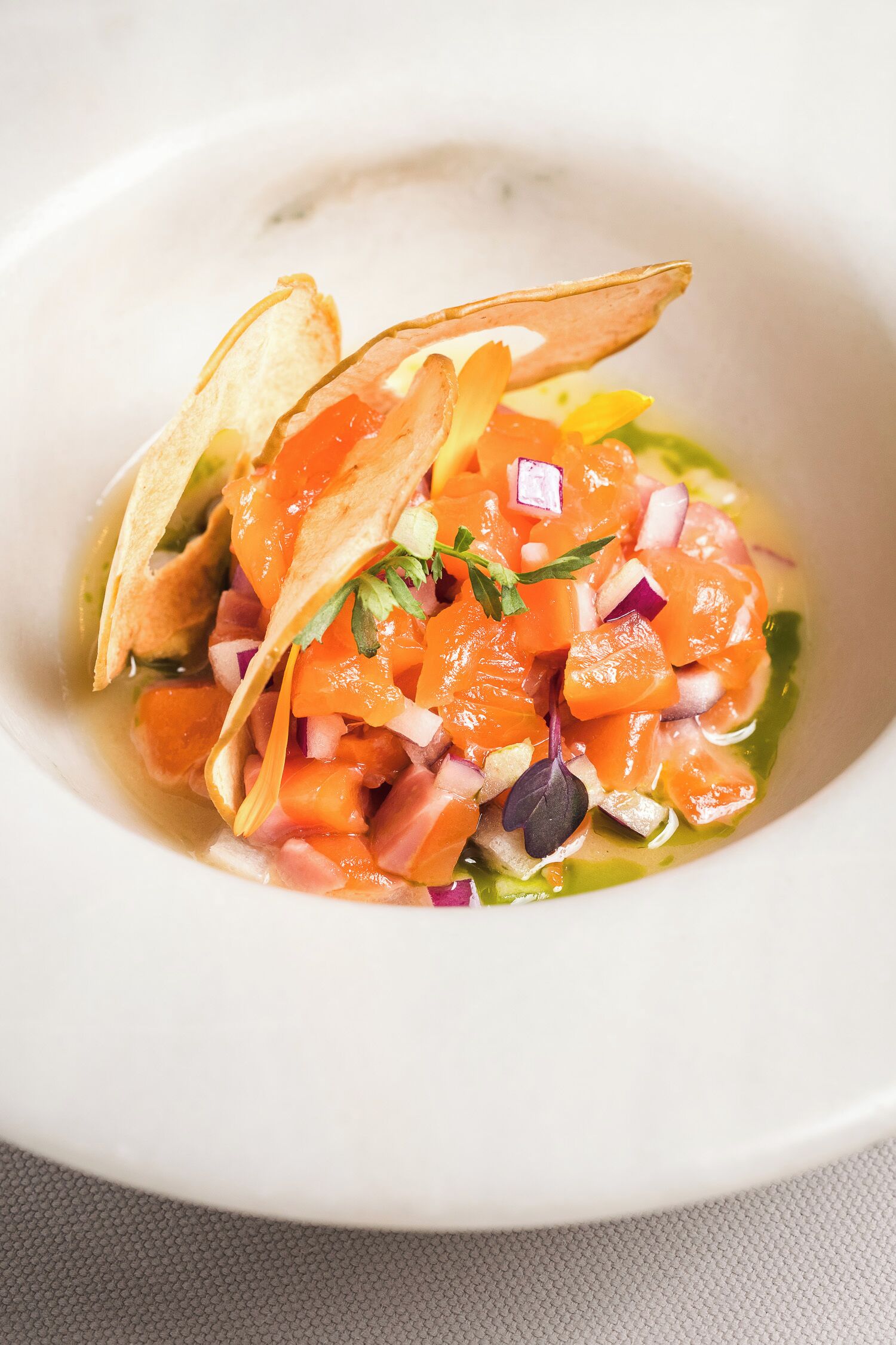 Un tazón de ensalada de mariscos con totopos.