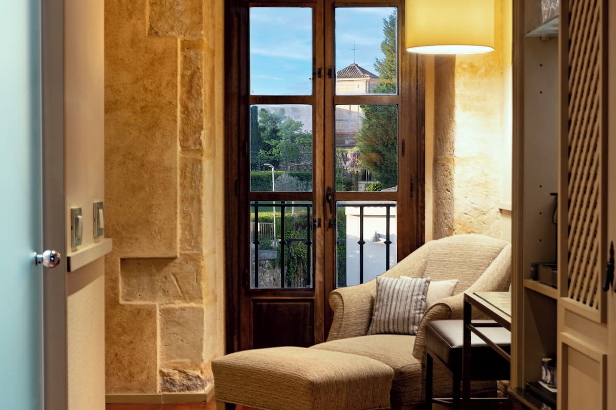 deluxe room | 1 bedroom, premium bedding, down duvets, minibar