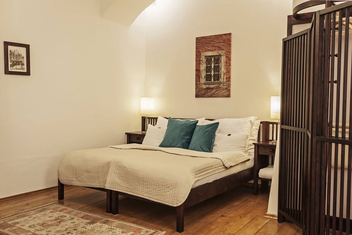 Minibar, caja de seguridad en la habitación y escritorio 