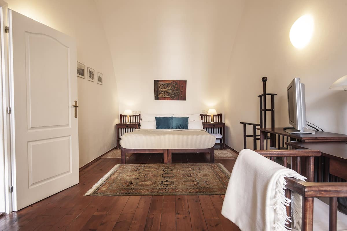 Deluxe Double Room | Minibar, in-room safe, desk, iron/ironing board