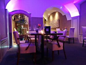 2 restaurantes, café da manhã, culinária internacional