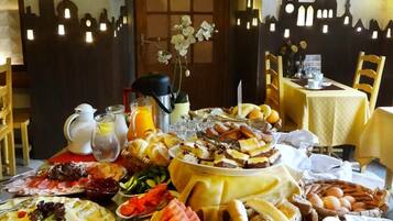 2 restauranter, frokost, lunsj og middag serveres, internasjonale retter