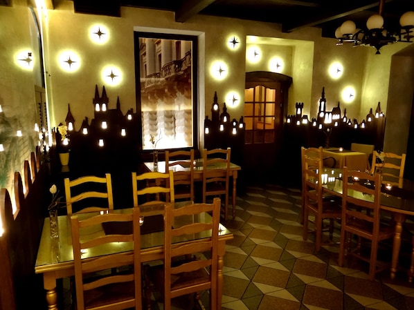 2 Restaurants, Frühstück, Mittagessen, Abendessen, internationale Küche