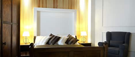 Quarto casal superior, 1 cama Queen, banheiro privativo | Frigobar, cofres nos quartos, escrivaninha, Wi-Fi de cortesia