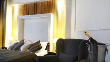 Dobbeltrom – superior, 1 queensize-seng, privat bad | Minibar, safe på rommet, skrivebord og wi-fi (inkludert)