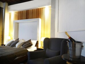 Quarto casal superior, 1 cama Queen, banheiro privativo | Frigobar, cofres nos quartos, escrivaninha, Wi-Fi de cortesia