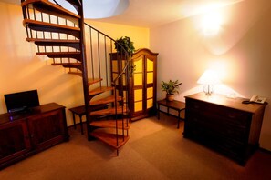 Minibar, Zimmersafe, Schreibtisch, kostenloses WLAN