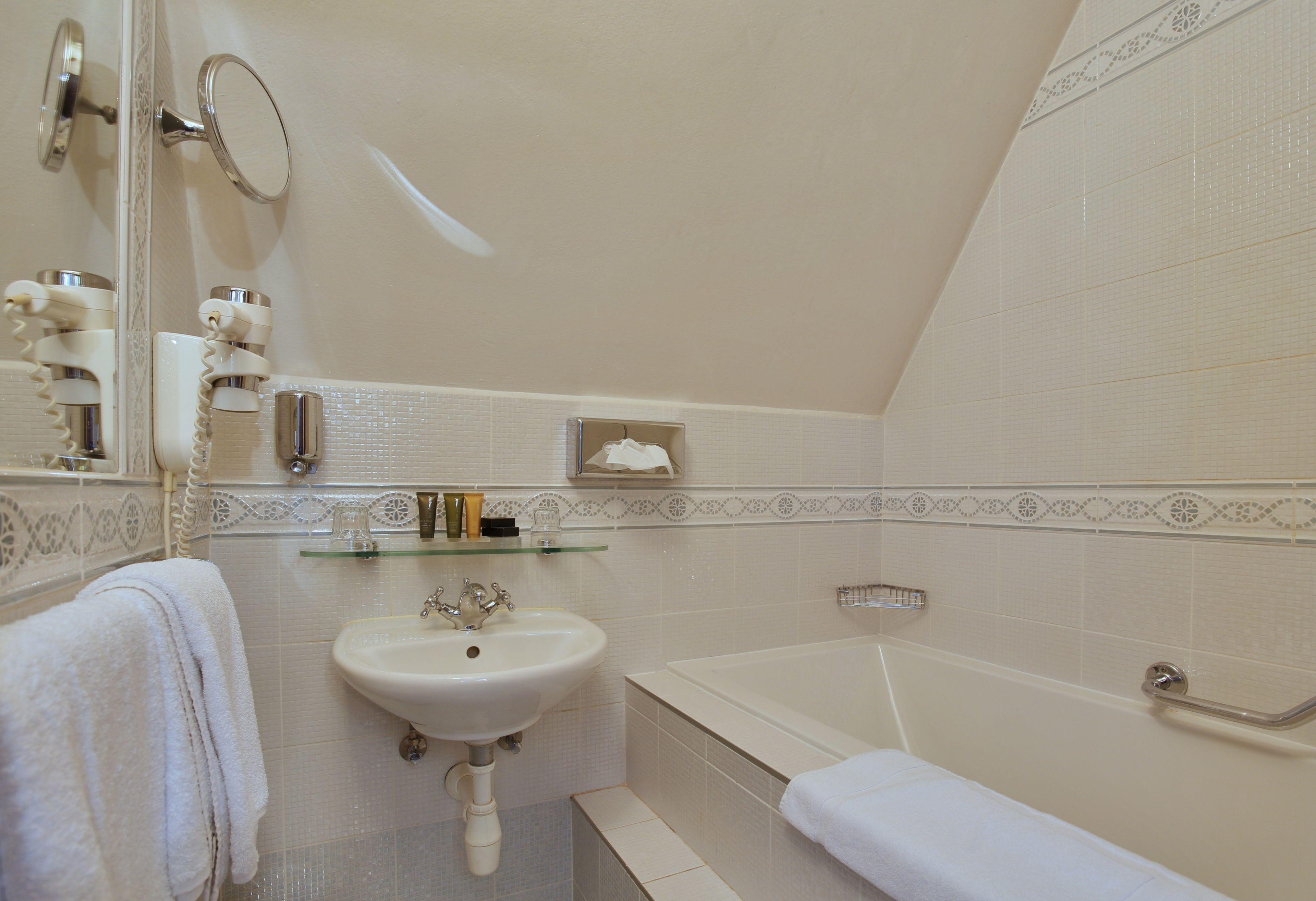 double room single use | bathroom | combined shower/bathtub, free toiletries, hair dryer, bidet