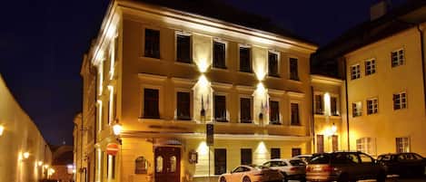 Façade de l’hébergement - soirée/nuit