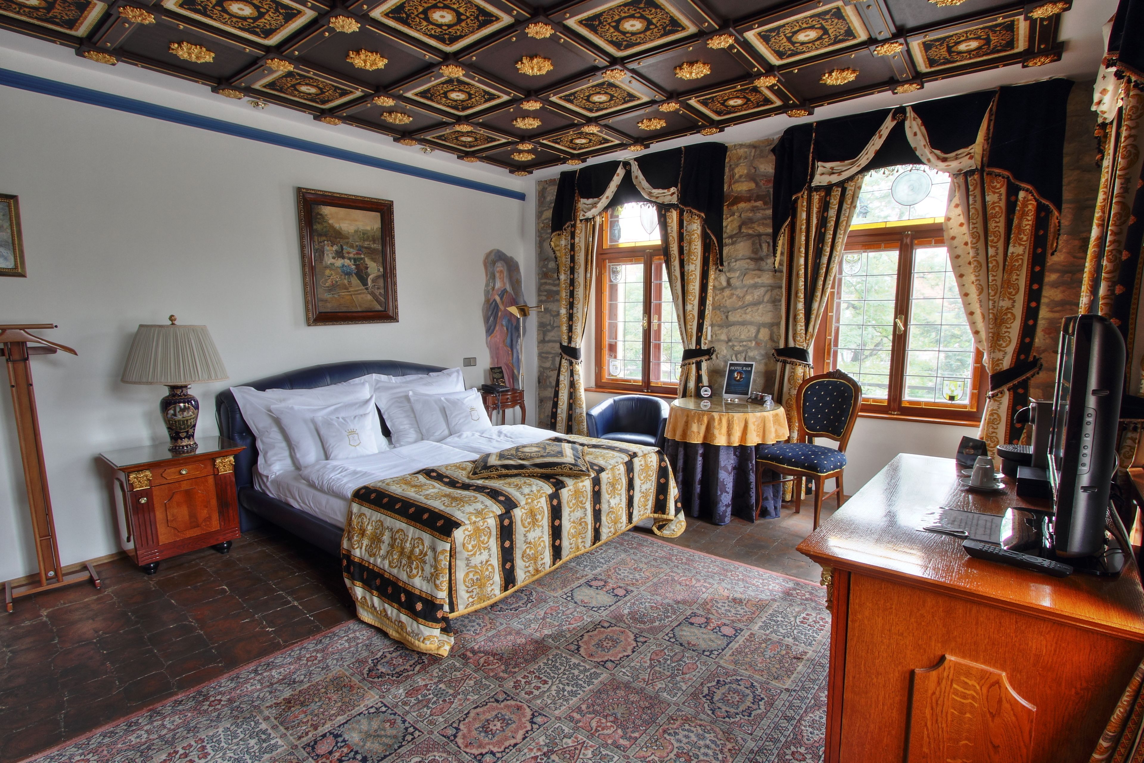 deluxe room (castle view) | minibar, in-room safe, individually decorated, individually furnished