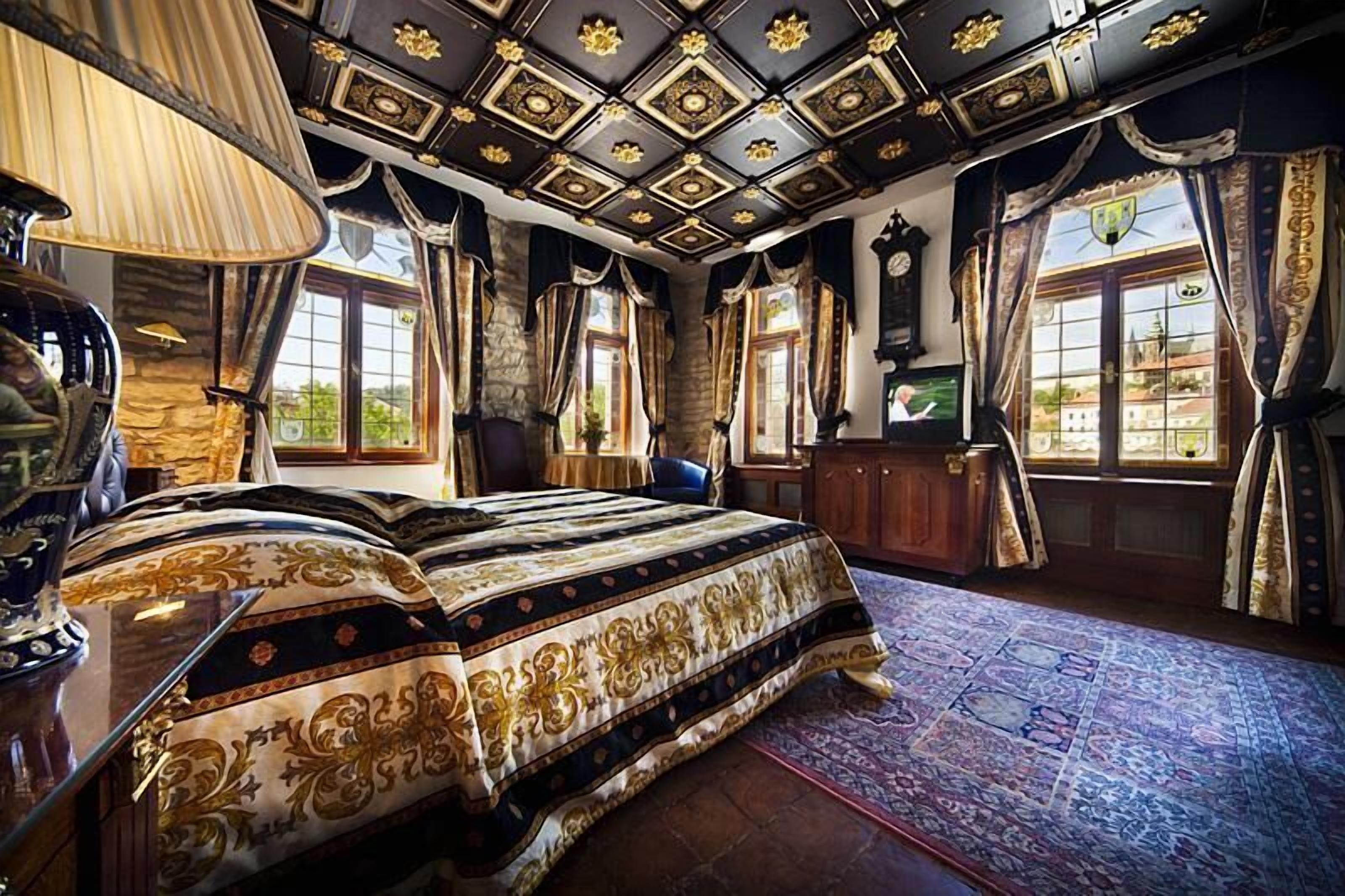 Minibar, in-room safe, individually decorated, individually furnished