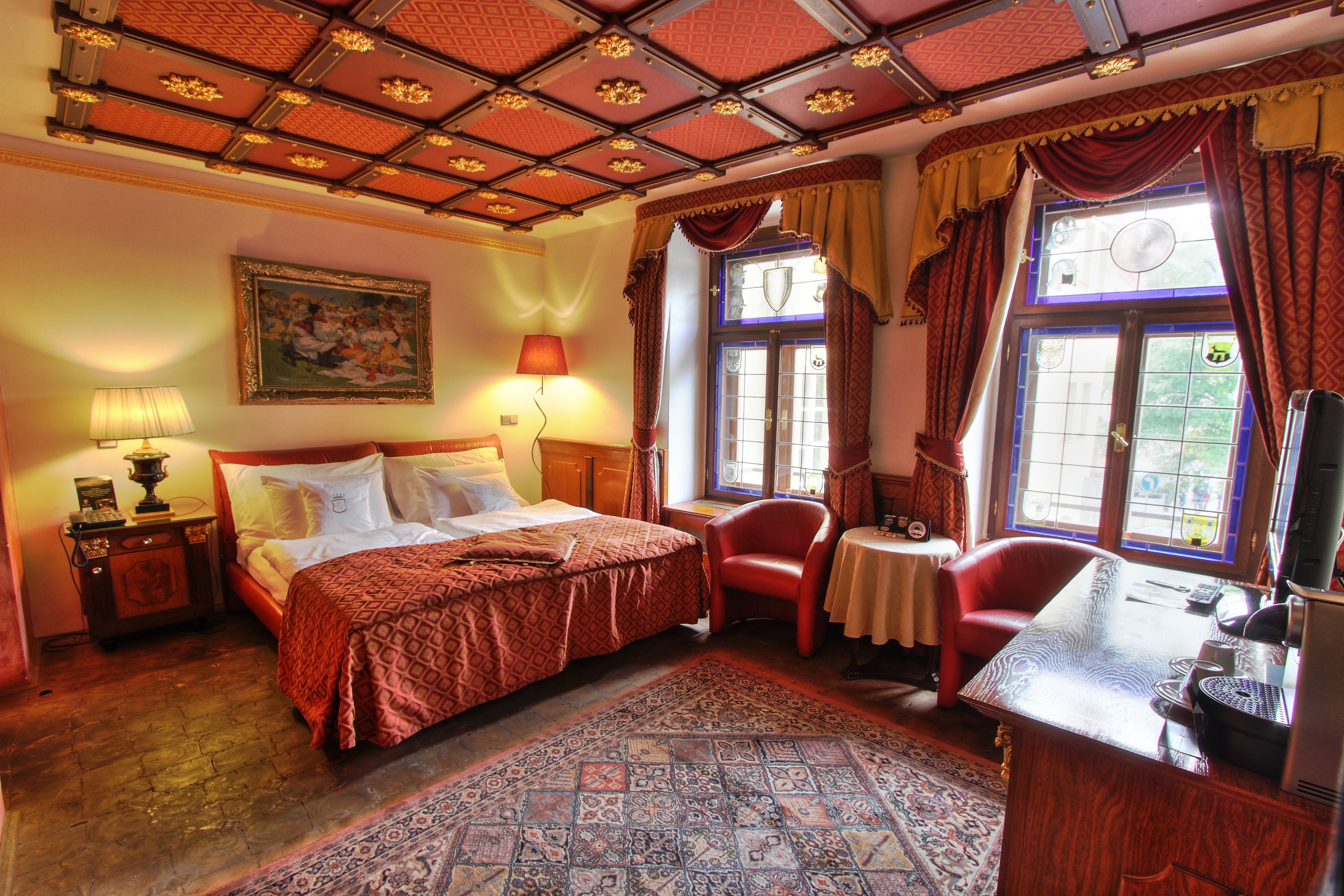 deluxe room | minibar, in-room safe, individually decorated, individually furnished