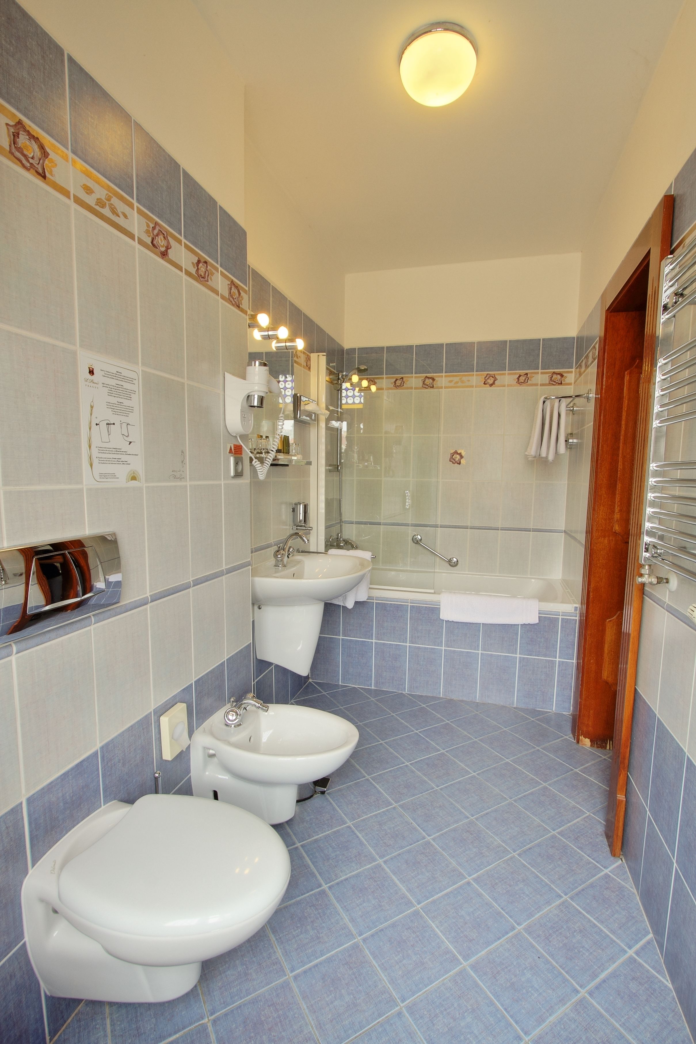 deluxe room (castle view) | bathroom | combined shower/bathtub, free toiletries, hair dryer, bidet