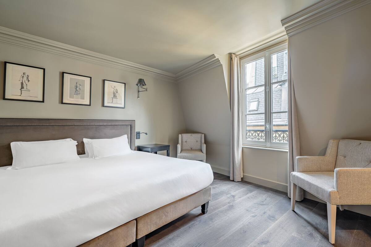 Deluxe kamer | Een minibar, een kluis op de kamer, verduisterende gordijnen