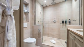 Quarto quádruplo | Banheiro | Chuveiro/banheira combinados, secador de cabelo, toalhas de banho
