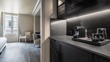 Deluxe Room | Minibar, in-room safe, blackout curtains