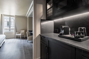 Deluxe kamer | Een minibar, een kluis op de kamer, verduisterende gordijnen