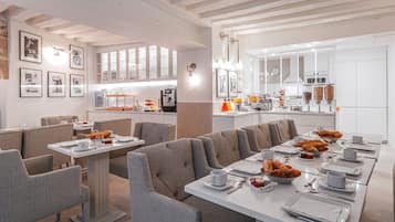 Tägliches Frühstücksbuffet gegen Gebühr