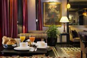 Daily buffet breakfast for a fee - Hôtel Villa d'Estrées - Saint-Germain (Paris)