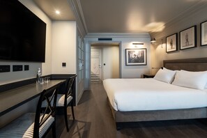 Vierpersoonskamer | Een minibar, een kluis op de kamer, verduisterende gordijnen