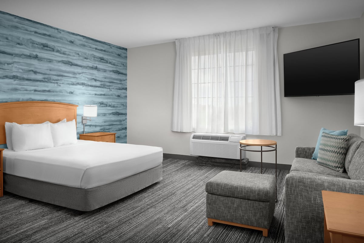 Suite, 1 Schlafzimmer (Hearing Accessible) | Hochwertige Bettwaren, Zimmersafe, Schreibtisch