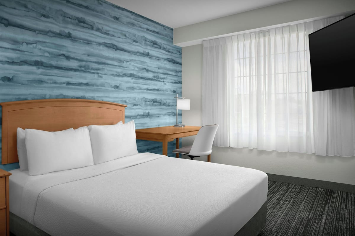 Premium bedding, in-room safe, desk, laptop workspace
