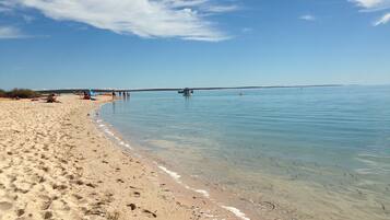 På stranden