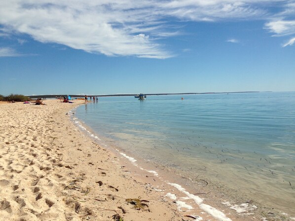 På stranden