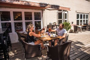 2 restauranter, frokost, lunsj og middag serveres, internasjonale retter