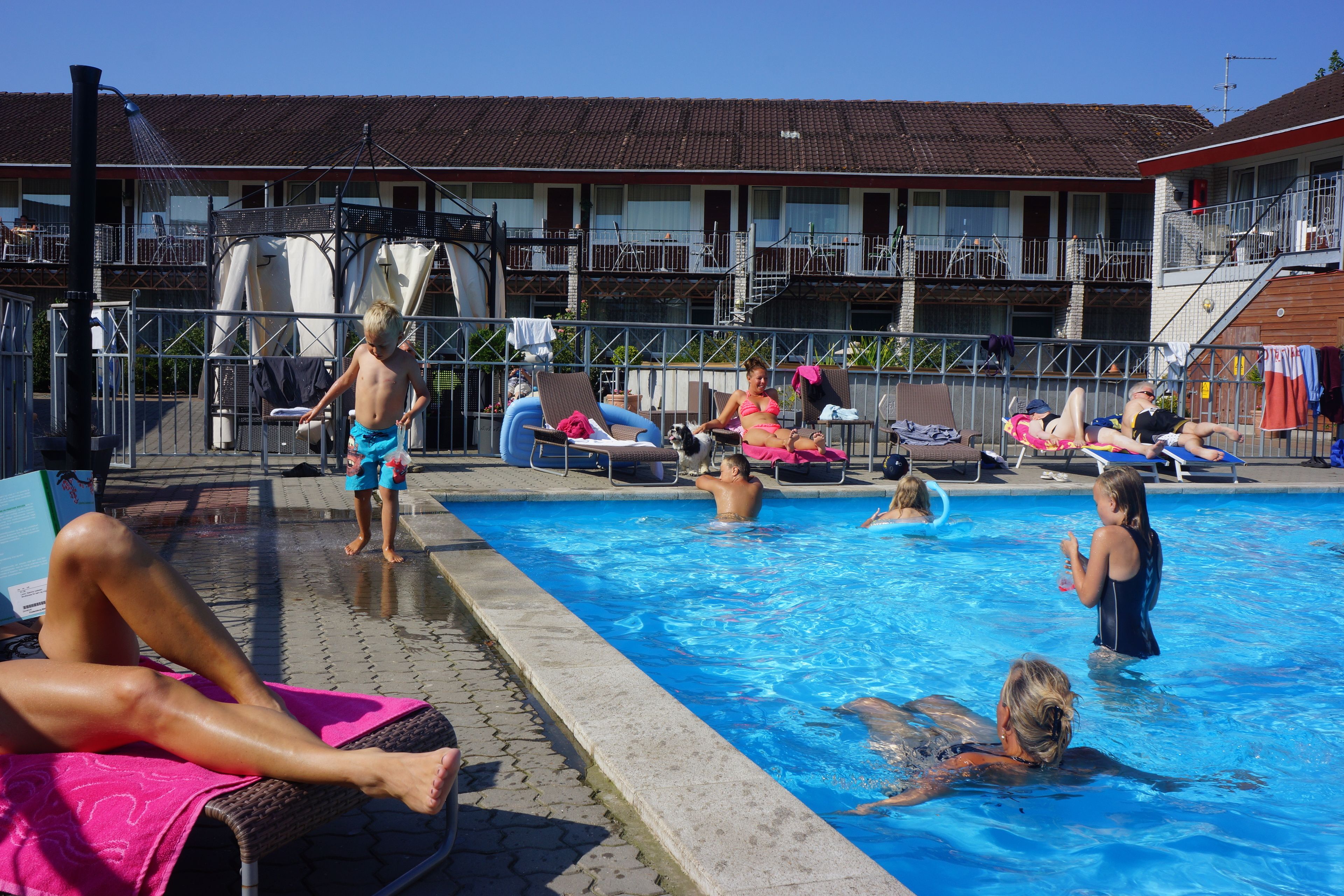 Innenpool, Außenpool (je nach Saison geöffnet), Liegestühle