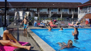 Innenpool, Außenpool (je nach Saison geöffnet), Liegestühle