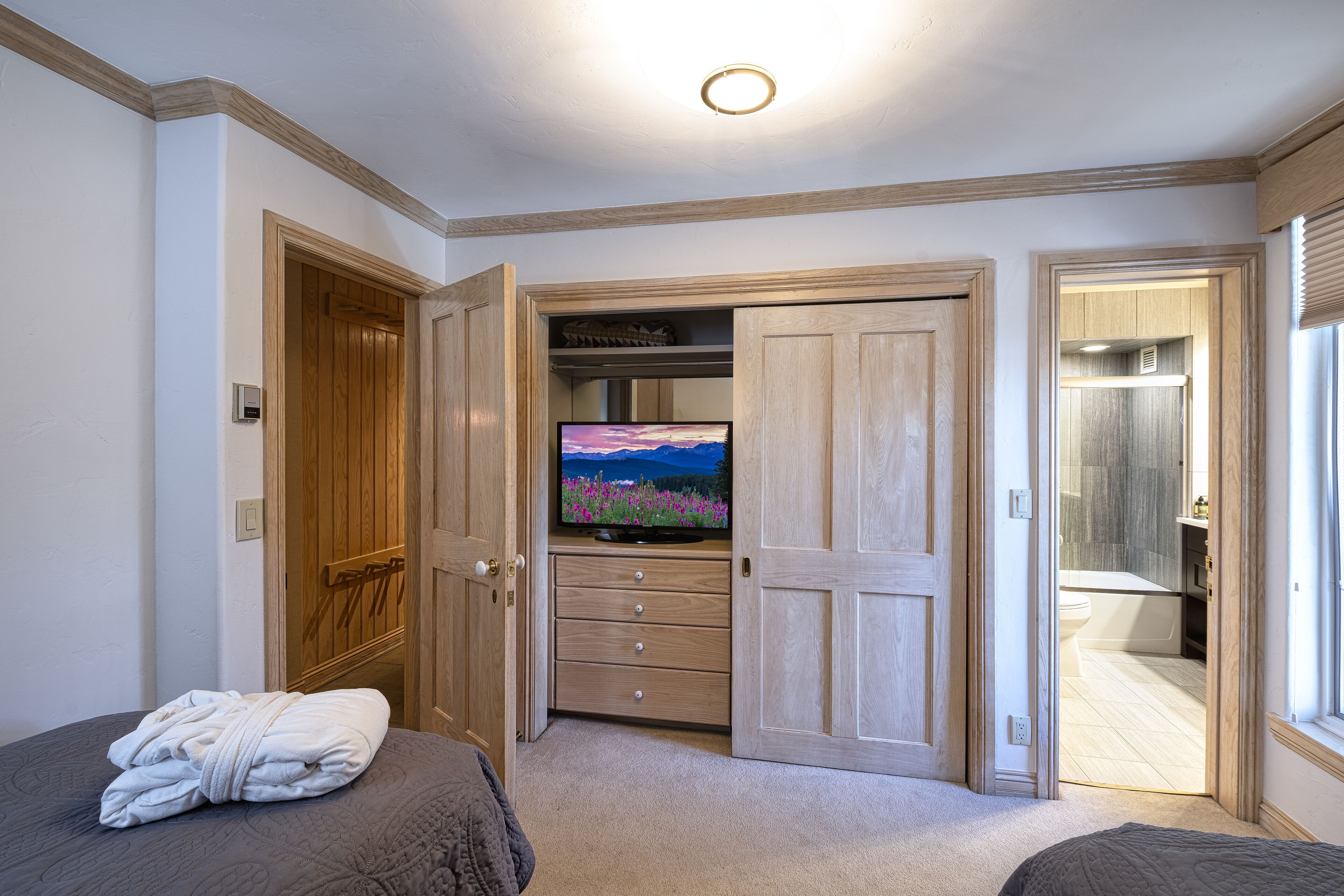 condo, 4 bedrooms, mountainside | hypo-allergenic bedding, in-room safe, individually decorated