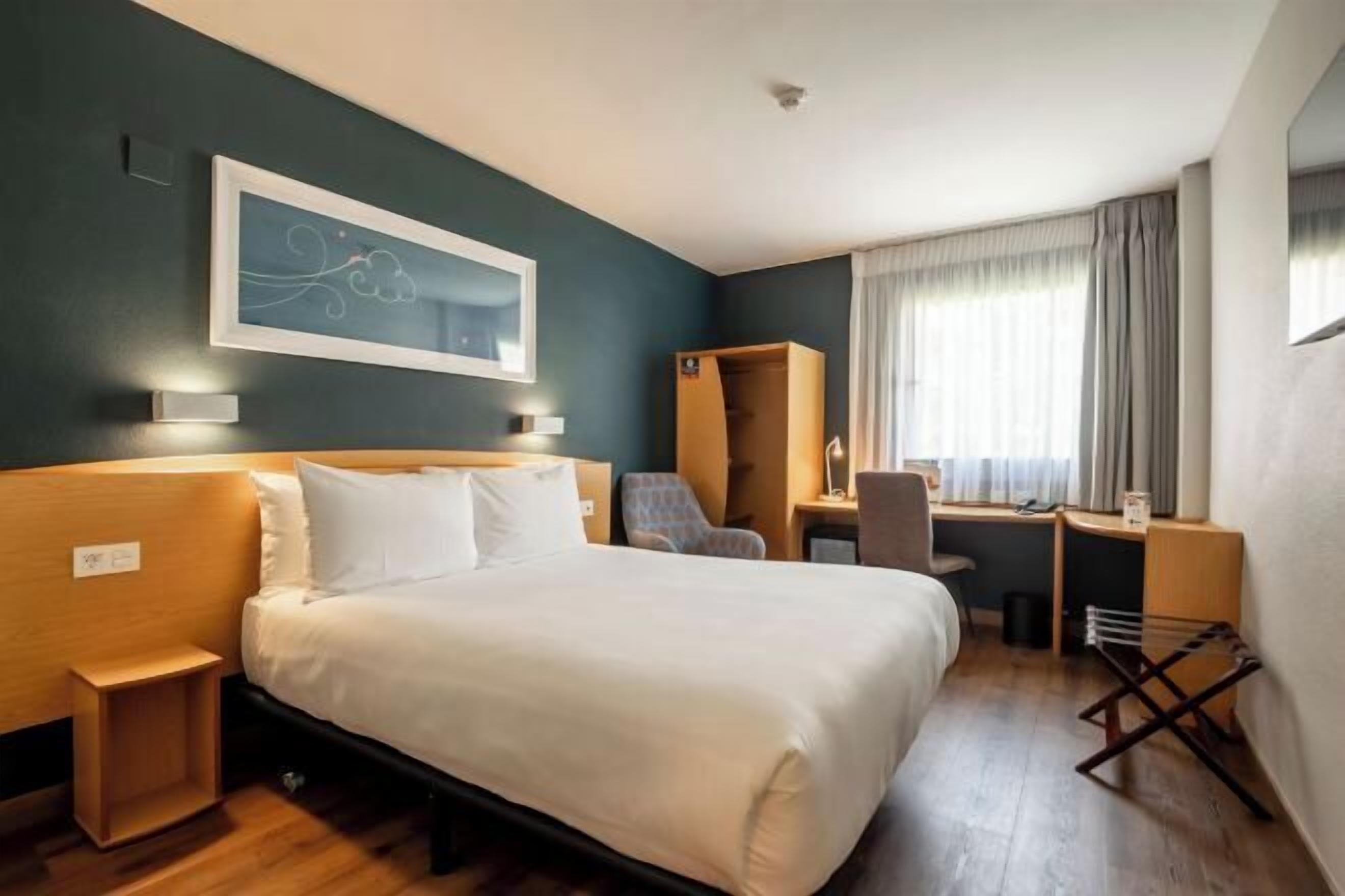 書桌、筆電工作空間、免費無線上網、床單