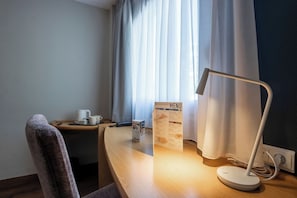 Una scrivania, postazione laptop, Wi-Fi gratuito, lenzuola