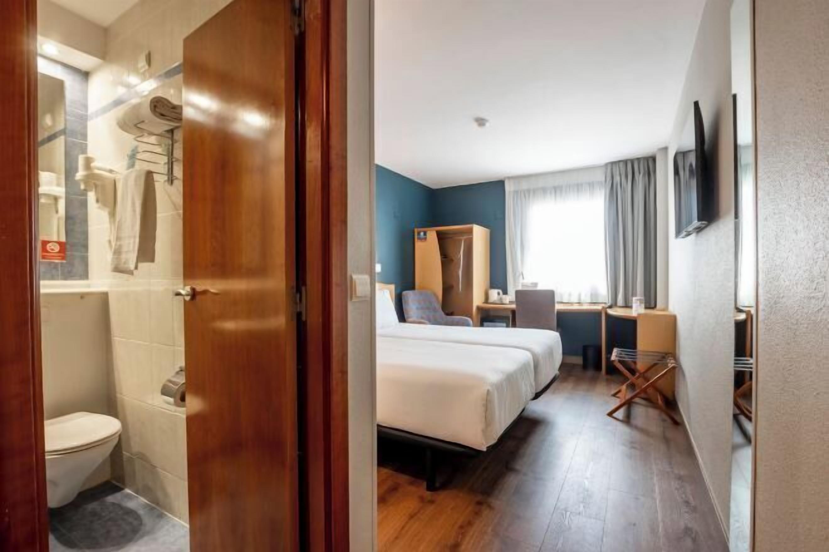 書桌、筆電工作空間、免費無線上網、床單