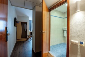 Bathroom - Travelodge Alicante Puerto (Alicante)