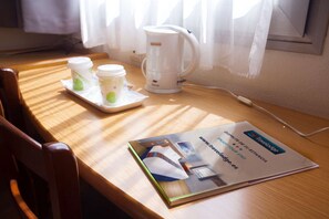 Escritorio, espacio para trabajar con laptop y insonorización 