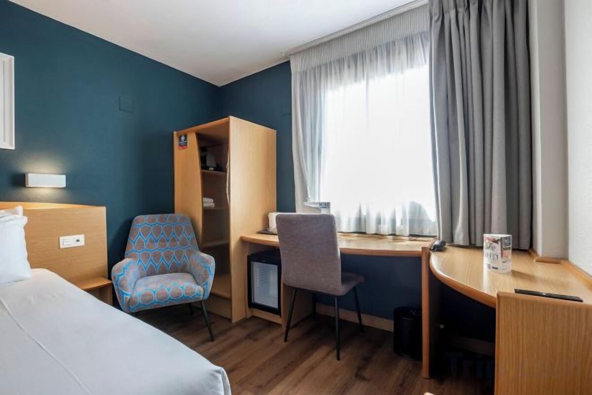 Een bureau, een laptopwerkplek, gratis wifi, beddengoed