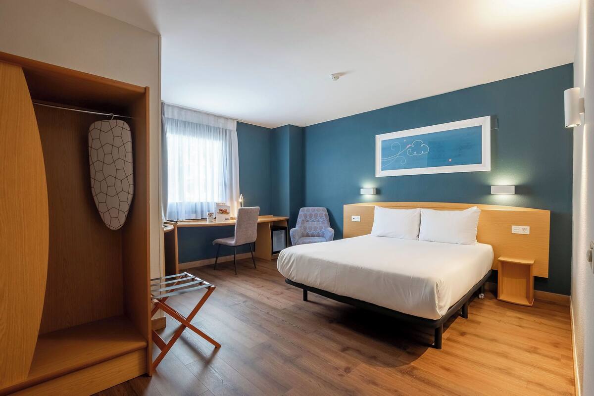 1 bedroom, desk, laptop workspace, free WiFi
