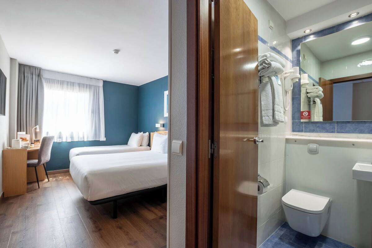 Triple Room | Meja, ruang kerja komputer riba, Wi-fi percuma, cadar katil 