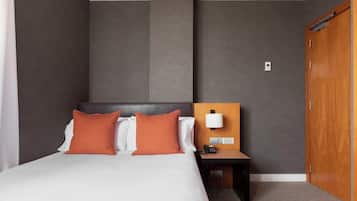 1 dormitorio, minibar, caja fuerte y escritorio