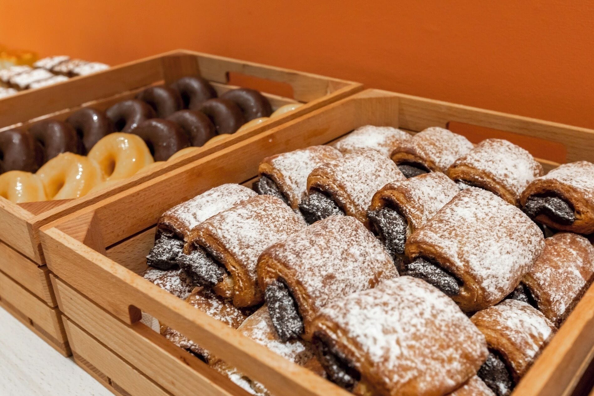 Una variedad de pasteles en cajas de madera.