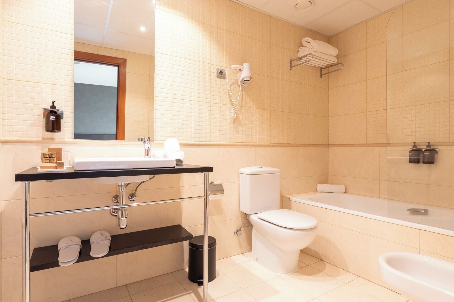 Une salle de bain moderne avec un lavabo, des toilettes et une baignoire.